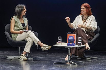 La charla con Elísabet Benavent discurrió con mucha simpatía y complicidad con las presentadoras.