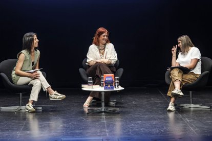 Lara Martínez (izquierda) y Verónica Delgado (derecha) acompañaron a Benavent en el escenario.