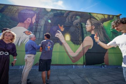 Instante de la presentaciónd el mural.