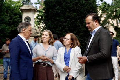 La vicesecretaria de Regeneración Institucional del Partido Popular, Cuca Gamarra, y el presidente provincial del PP, Carlos García Carbayo, atienden mañana a los medios de comunicación antes de mantener un encuentro con representantes del Ilustre Colegio de la Abogacía de Salamanca (Icasal) y del Ilustre Colegio de Procuradores de Salamanca.