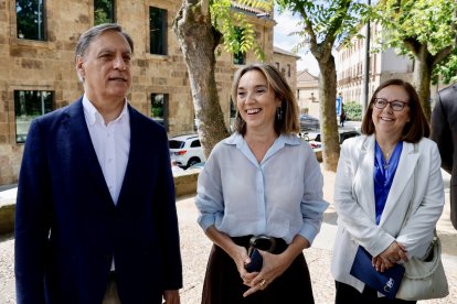 La vicesecretaria de Regeneración Institucional del Partido Popular, Cuca Gamarra, y el presidente provincial del PP, Carlos García Carbayo, atienden mañana a los medios de comunicación antes de mantener un encuentro con representantes del Ilustre Colegio de la Abogacía de Salamanca (Icasal) y del Ilustre Colegio de Procuradores de Salamanca.