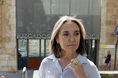 La vicesecretaria de Regeneración Institucional del Partido Popular, Cuca Gamarra, y el presidente provincial del PP, Carlos García Carbayo, atienden mañana a los medios de comunicación antes de mantener un encuentro con representantes del Ilustre Colegio de la Abogacía de Salamanca (Icasal) y del Ilustre Colegio de Procuradores de Salamanca.