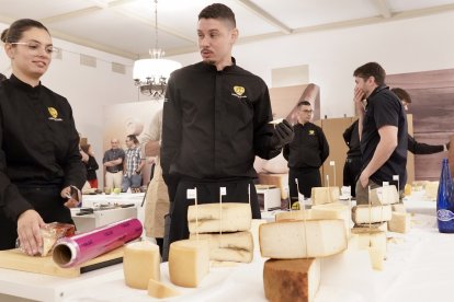 La consejera en funciones de Agricultura, Ganadería y Desarrollo Rural, María González Corral, asiste a la sesión de cata de los Cincho International ‘Cheese Awards 2026’