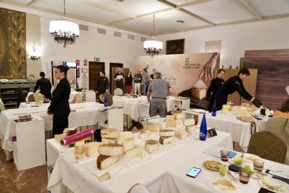La consejera en funciones de Agricultura, Ganadería y Desarrollo Rural, María González Corral, asiste a la sesión de cata de los Cincho International ‘Cheese Awards 2026’