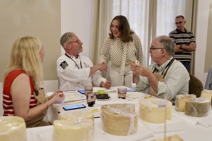 La consejera en funciones de Agricultura, Ganadería y Desarrollo Rural, María González Corral, asiste a la sesión de cata de los Cincho International ‘Cheese Awards 2026’