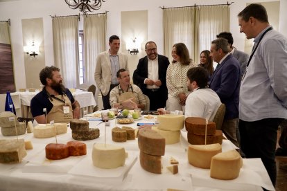La consejera en funciones de Agricultura, Ganadería y Desarrollo Rural, María González Corral, asiste a la sesión de cata de los Cincho International ‘Cheese Awards 2026’
