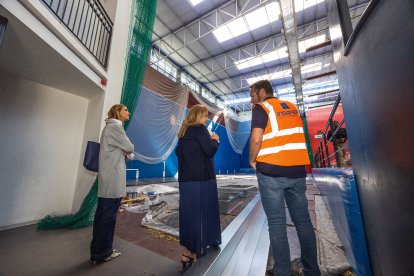 Un momento de la visita de la alcaldesa y la concejala de deportes a las obras del polideportivo Lavaderos.