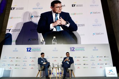 Jordi Mondejar director de Negocio de CaixaBank, conversa con Gerardo Cuartero, director territorial de Castilla y León, en la Asamblea Extraordinaria de Empresa Familiar de Castilla y León
