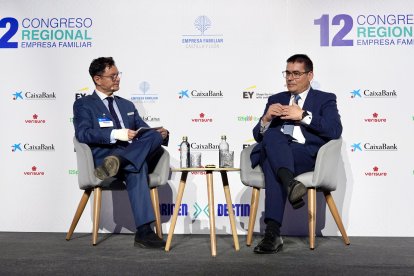 Jordi Mondejar director de Negocio de CaixaBank, conversa con Gerardo Cuartero, director territorial de Castilla y León, en la Asamblea Extraordinaria de Empresa Familiar de Castilla y León