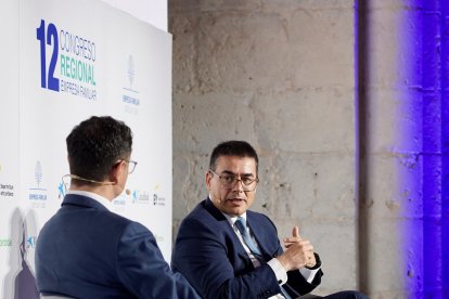 Jordi Mondejar director de Negocio de CaixaBank, conversa con Gerardo Cuartero, director territorial de Castilla y León, en la Asamblea Extraordinaria de Empresa Familiar de Castilla y León