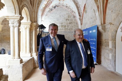 El presidente saliente de Empresa Familiar Isidoro Alanis junto al entrante, Andrés Hernando (D) en la Asamblea Extraordinaria