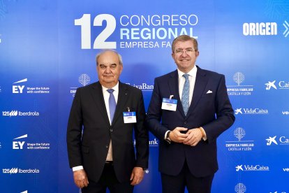 El presidente saliente de Empresa Familiar Isidoro Alanis junto al entrante, Andrés Hernando en la Asamblea Extraordinaria