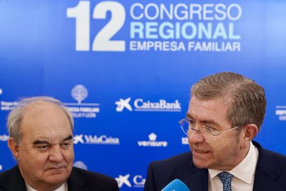 El presidente saliente de Empresa Familiar Isidoro Alanis junto al entrante, Andrés Hernando en la Asamblea Extraordinaria