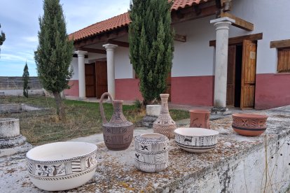Elementos de cerámica junto al acceso a la 'domus romana' recreada.