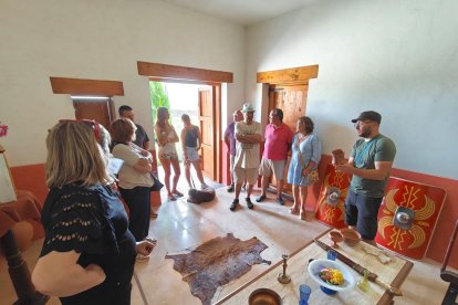 Pedro Carazo explica los elementos que presiden el interior de la 'domus romana'