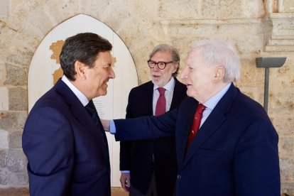 El consejero en funciones de Economía y Hacienda y portavoz, Carlos Fernández Carriedo, participa en el XII Congreso Regional de Empresa Familiar. En la imagen conversa con el presidente del Consejo Regional de Cámaras de Comercio en Castilla y León Antonio Miguel Méndez Pozo junto al presidente de la CEOE Santiago Aparicio