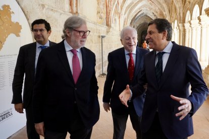 El consejero en funciones de Economía y Hacienda y portavoz, Carlos Fernández Carriedo, participa en el XII Congreso Regional de Empresa Familiar. En la imagen conversa con el presidente del Consejo Regional de Cámaras de Comercio en Castilla y León Antonio Miguel Méndez Pozo junto al presidente de la CEOE Santiago Aparicio
