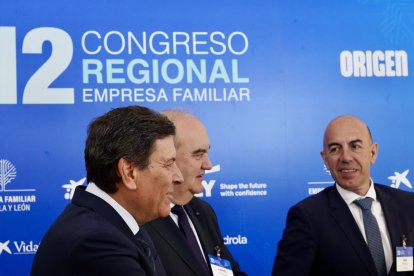 El consejero en funciones de Economía y Hacienda y portavoz, Carlos Fernández Carriedo, participa en el XII Congreso Regional de Empresa Familiar. En la imagen junto al presidente de Empresa Familiar Andrés Hernando y José Portela, director comercial de Empresas de la Dirección Territorial de Castilla y León en CaixaBank