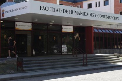 Acceso a la Facultad de Humanidades y Comunicación