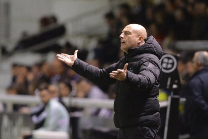 Calero protesta una jugada en un partido en El Plantío.