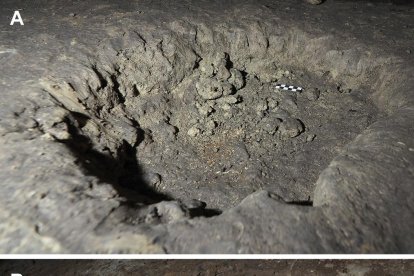 Estructuras realizadas por los visitantes en diferentes épocas. Hoyos excavados con palos y un espeleotema destrozado por los visitantes.