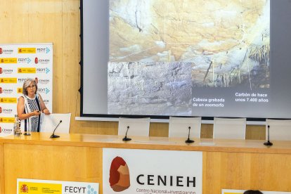 Ana Isabel Ortega, investigadora del Cenieh, durante la presentación de los hallazgos del santuario de arte rupestre de Ojo Guareña.