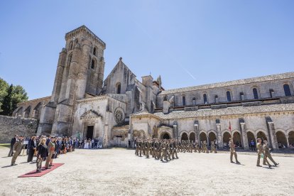 La sorpresa de la jornada fue la ubicación de la despedida del general a la tropa. Esta vez tuvo lugar en el Compás de Afuera, para concentrar al público, que ya a última hora era escaso.