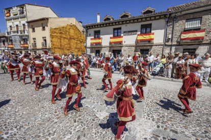 Los danzantes contagian de su alegría al barrio, engalanado para la ocasión.
