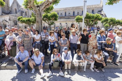 Los espectadores no perdían detalle, más de uno móvil en mano para retratar la réplica del pendón de la batalla de las Navas de Tolosa.