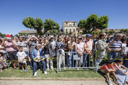 Los hubo que aguantaron varias horas para asistir a la cita completa.