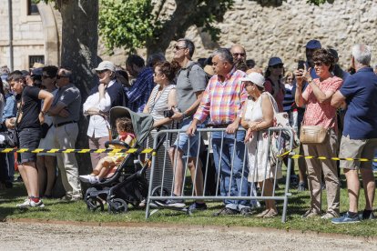 Grupo de espectadores 'tempraneros' recompensados con primera fila y sombra.