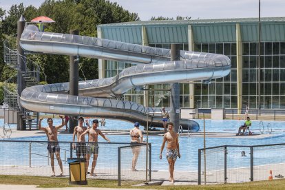 Primer día de apertura de las piscinas de verano de El Plantío.