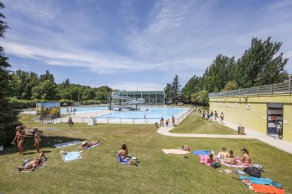 Primer día de apertura de las piscinas de verano de El Plantío.
