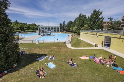 Primer día de apertura de las piscinas de verano de El Plantío.