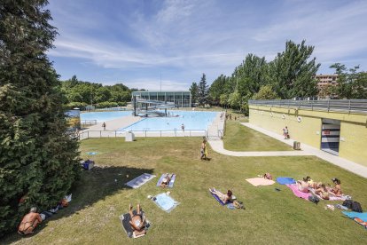 Primer día de apertura de las piscinas de verano de El Plantío.