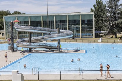 Primer día de apertura de las piscinas de verano de El Plantío.