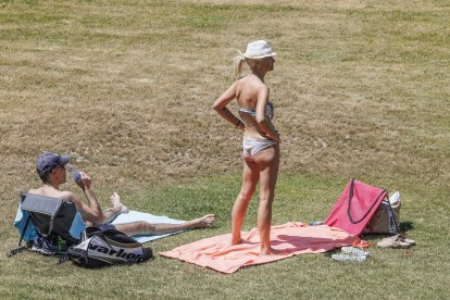 Primer día de apertura de las piscinas de verano de El Plantío.