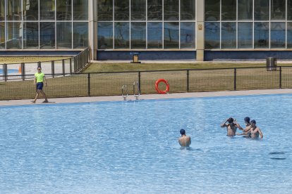 Primer día de apertura de las piscinas de verano de El Plantío.