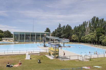 Primer día de apertura de las piscinas de verano de El Plantío.