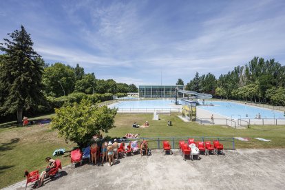 Primer día de apertura de las piscinas de verano de El Plantío.