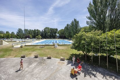 Primer día de apertura de las piscinas de verano de El Plantío.