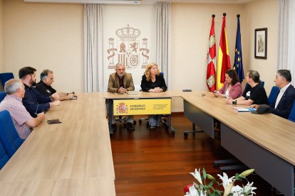 Reunión de la alcaldesa, Cristina Ayala, y el subdelegado del Gobierno, Pedro de la Fuente, con vecinos de la calle Briviesca.