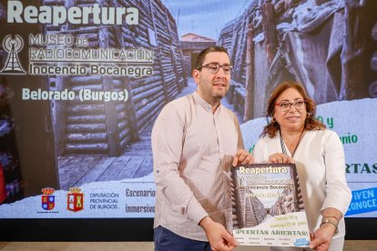 El alcalde de Belorado, Álvaro Eguiluz, y la diputada de Cultura, Raquel Contreras.