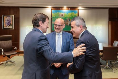 El presidente de la Junta de Castilla y León, Alfonso Fernández Mañueco, se reúne con Christian Stein, nuevo CEO de Renault Group España, y con Josep María Recasens, quien ha desempeñado hasta el momento dicha responsabilidad