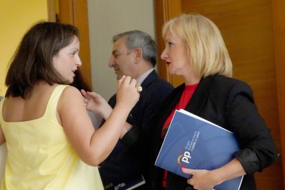 La portavoz del Grupo Popular, Leticia García, junto a la socialista Patricia Gómez, en la reunión de la Junta de Portavoces de las Cortes de Castilla y León