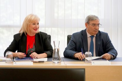 La portavoz del Grupo Popular, Leticia García, junto a José Luis Sanz Merino, en la reunión de la Junta de Portavoces de las Cortes de Castilla y León