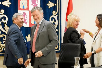 El presidente de las Cortes, Francisco Vázquez, junto a José Luis Sanz Merino, en la reunión de la Junta de Portavoces de las Cortes de Castilla y León