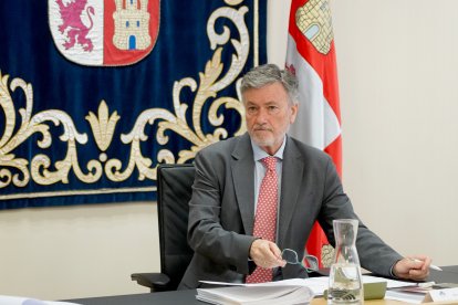 El presidente de las Cortes, Francisco Vázquez, en la reunión de la Junta de Portavoces de las Cortes de Castilla y León