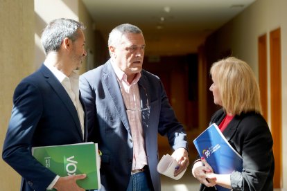 Reunión de la Junta de Portavoces de las Cortes de Castilla y León. De izquierda a derecha, David Hierro, portavoz del Grupo Vox; Pedro Pascual, de Por Ávila; y Leticia García, portavoz del Grupo Popular
