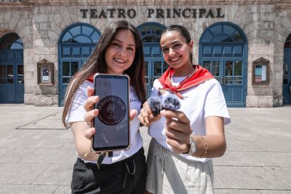 Lorena y Jimena muestran sus útiles de trabajo frente al Teatro Principal, donde desde hace dos años dan a conocer a las integrantes de la Corte de Honor de la ciudad.
